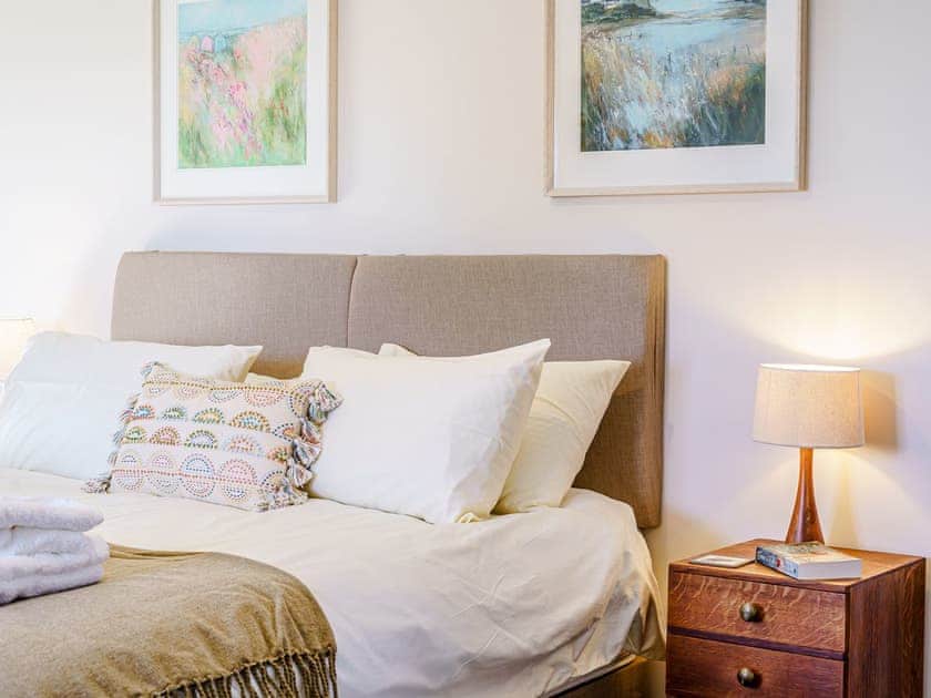 Double bedroom | Glowty Newydd - Y Tai Fferm, Llandissilio, near Narberth