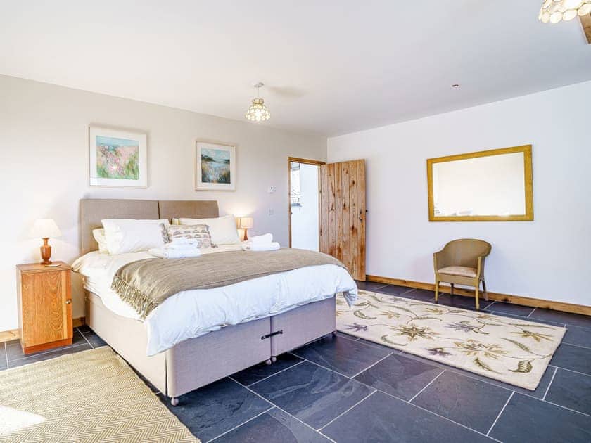 Double bedroom | Glowty Newydd - Y Tai Fferm, Llandissilio, near Narberth