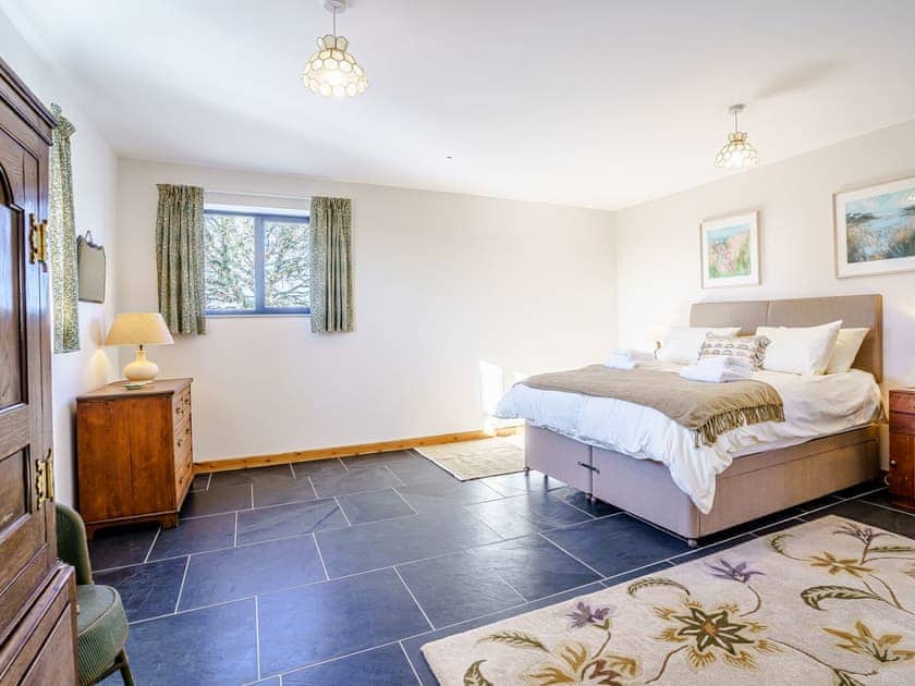 Double bedroom | Glowty Newydd - Y Tai Fferm, Llandissilio, near Narberth