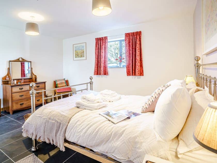 Double bedroom | Glowty Newydd - Y Tai Fferm, Llandissilio, near Narberth