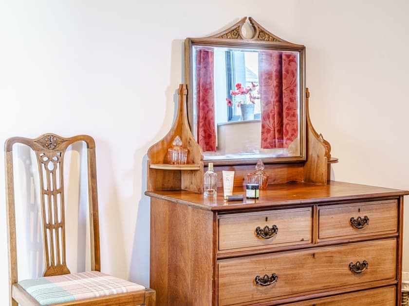 Double bedroom | Glowty Newydd - Y Tai Fferm, Llandissilio, near Narberth