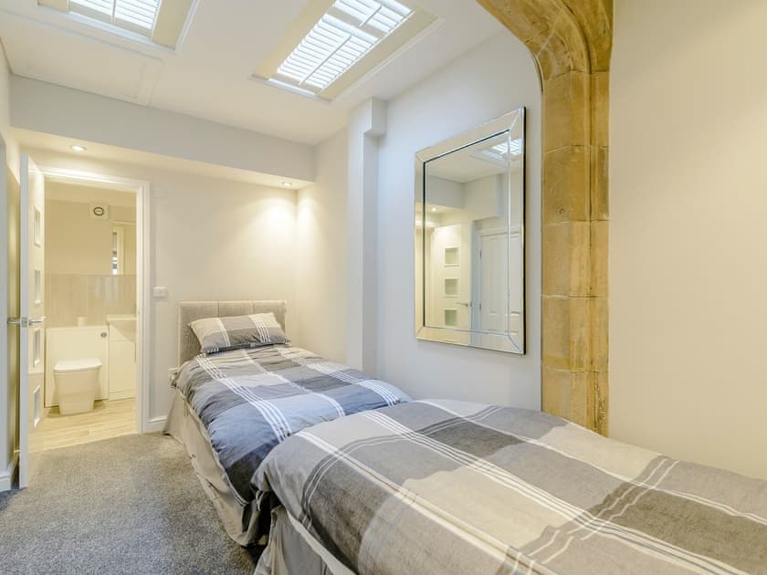 Twin bedroom | Friars Corner, Richmond