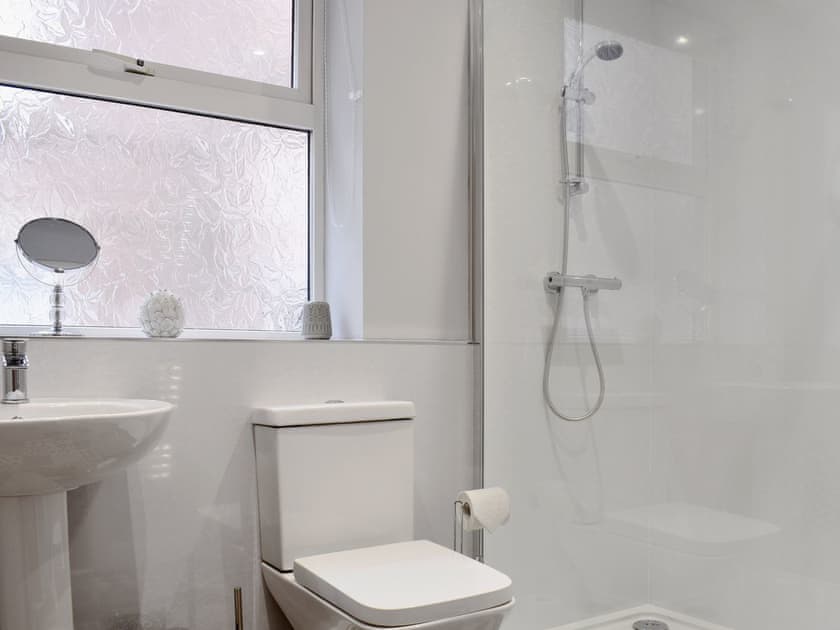 Bathroom | The Arches - Rose Apartments, Whitby
