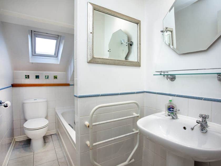 Family bathroom | Waterwheel - Tuckenhay Mill, Bow Creek, between Dartmouth and Totnes