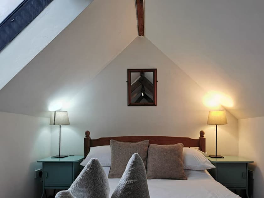 Double bedroom | White Wing - The Compasses Inn Cottages, Damerham, near Fordingbridge