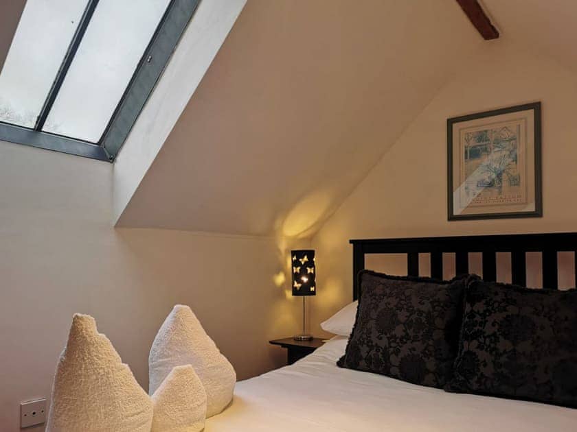 Double bedroom | Blue Charm - The Compasses Inn Cottages, Damerham, near Fordingbridge
