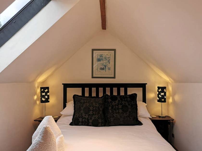 Double bedroom | Blue Charm - The Compasses Inn Cottages, Damerham, near Fordingbridge