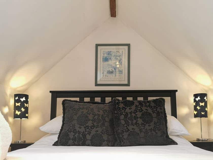 Double bedroom | Blue Charm - The Compasses Inn Cottages, Damerham, near Fordingbridge