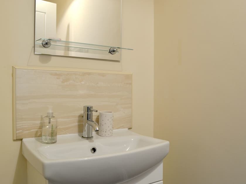 En-suite | Rosthwaite Bungalow - Rosthwaite Cottages, Windermere