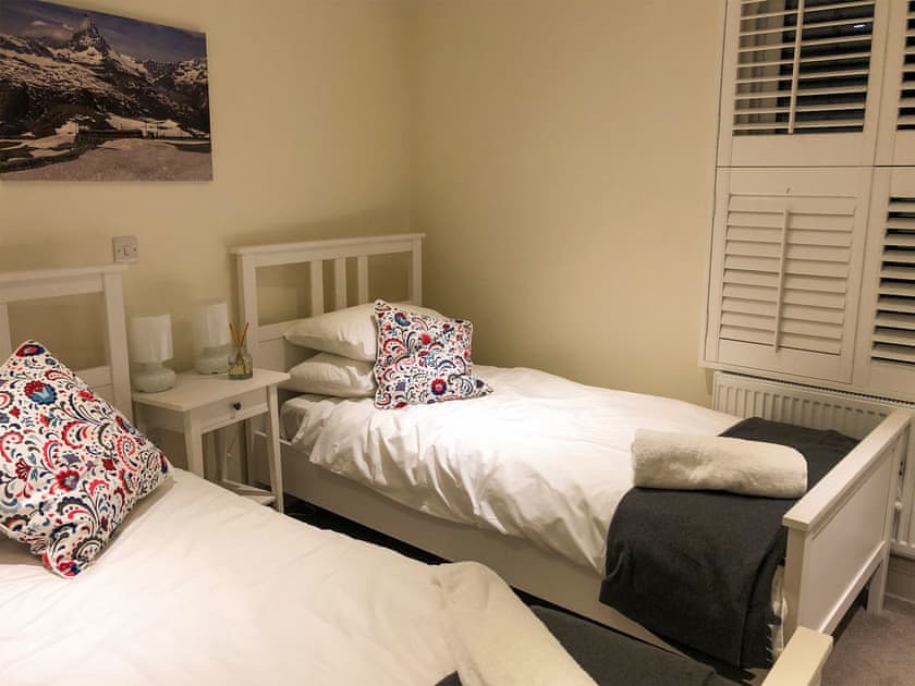 Twin bedroom | St Marys Road, Cowes