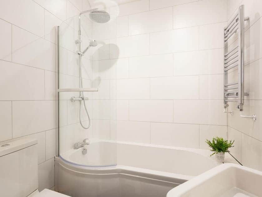 Bathroom | 2 Monkbar Mews - City Apartments, York