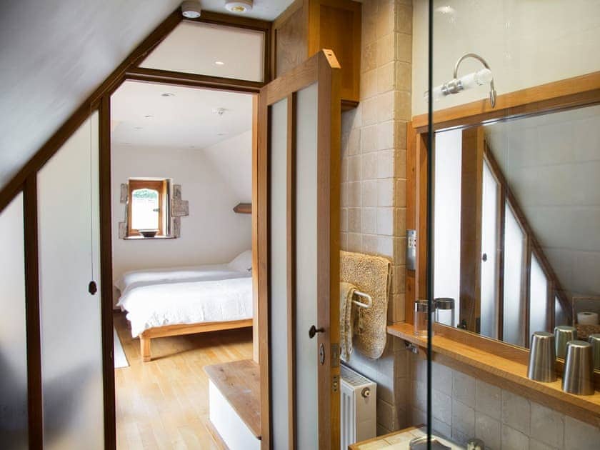 En-suite | Cobnut Cottage - Heath Farm Holiday Cottages, Swerford, near Chipping Norton