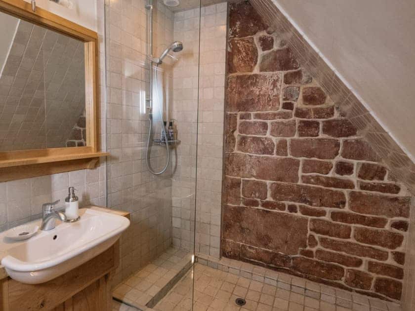 Shower room | Cobnut Cottage - Heath Farm Holiday Cottages, Swerford, near Chipping Norton