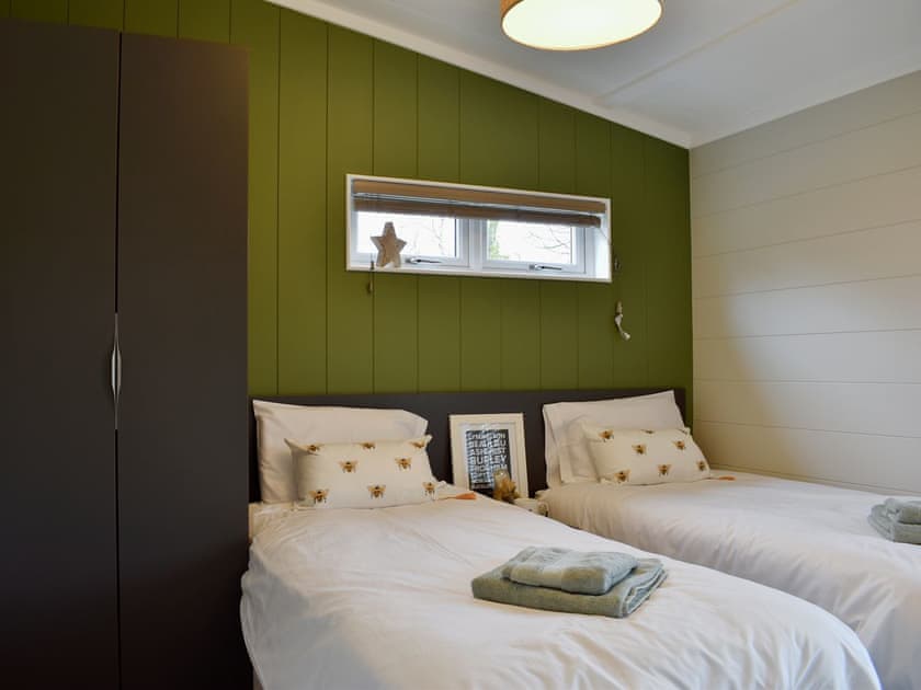 Twin bedroom | Lakeview Lodge, Landford, near Salisbury