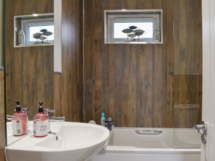 Bathroom | Lakeview Lodge, Landford, near Salisbury