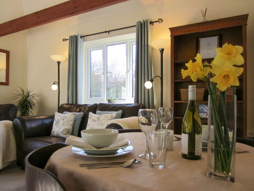 Beamed lounge with dining area | The Smithy, Bodsham, near Canterbury