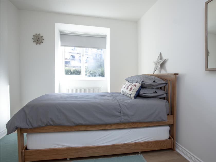 Single bedroom | Dolphin Heights, Torquay