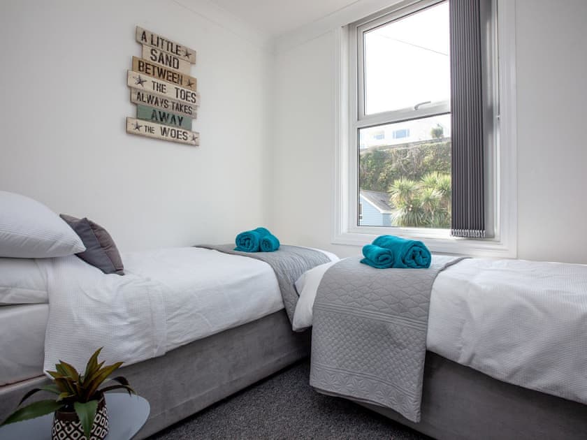 Twin bedroom | Seagulls Rest - Harbourside Holiday Apartments - Seagulls Rest, Paignton