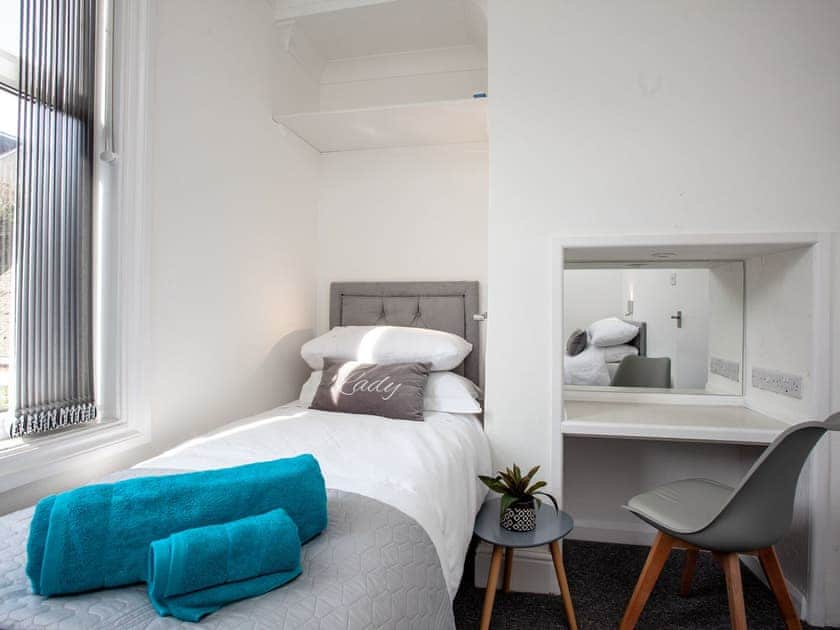 Twin bedroom | Seagulls Rest - Harbourside Holiday Apartments - Seagulls Rest, Paignton