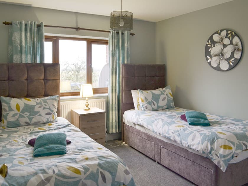 Twin bedroom | Carp Cottage - Wallrudding Farm Cottages, Doddington, near Lincoln