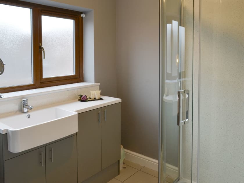 Shower room | Carp Cottage - Wallrudding Farm Cottages, Doddington, near Lincoln