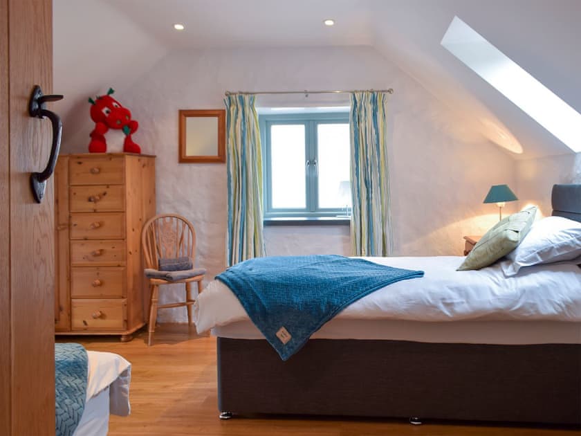 Twin bedroom | West Barn - Penpistyll Rural Retreats, Dwrbach, near Fishguard