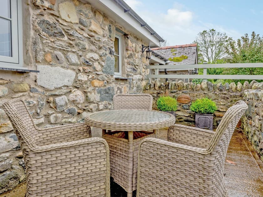 Sitting-out-area | Bwthyn - Rhyddallt Ganol Cottages, Caethro, near Caernarfon