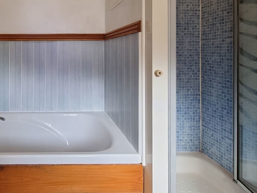 Bathroom | Fern Cottage - Riscombe Farm Cottages, Exford