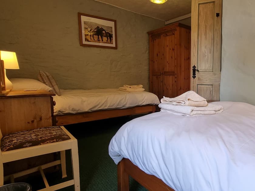 Twin bedroom | Heather Cottage - Riscombe Farm Cottages, Exford