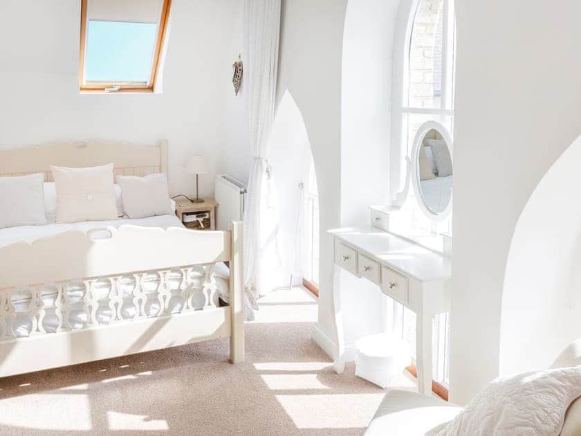 Master bedroom | Honeysuckle Cottage, Padstow