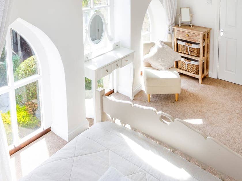 Master bedroom | Honeysuckle Cottage, Padstow