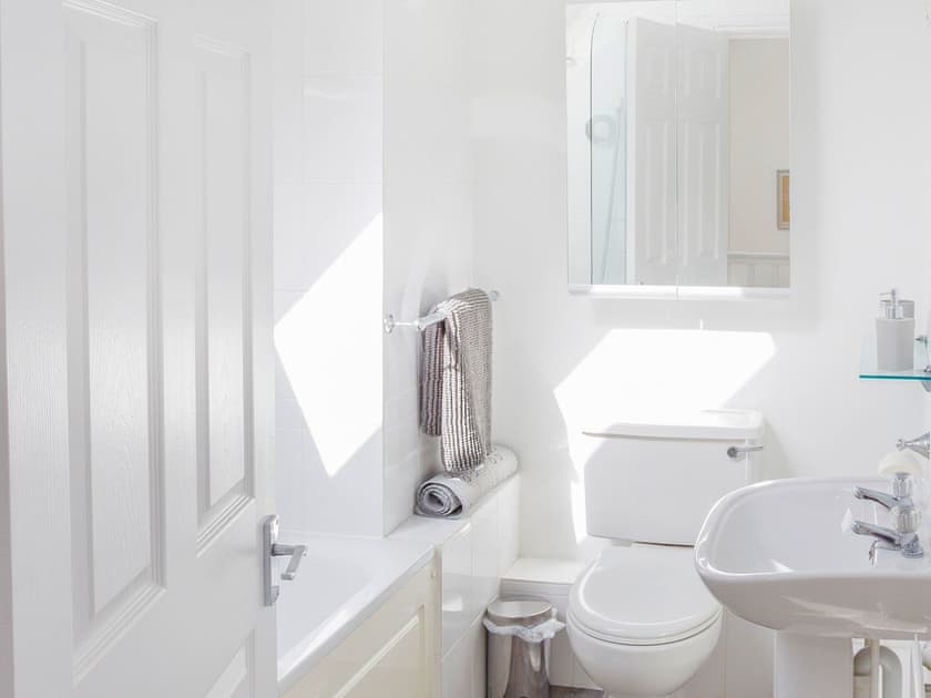 Bathroom | Honeysuckle Cottage, Padstow
