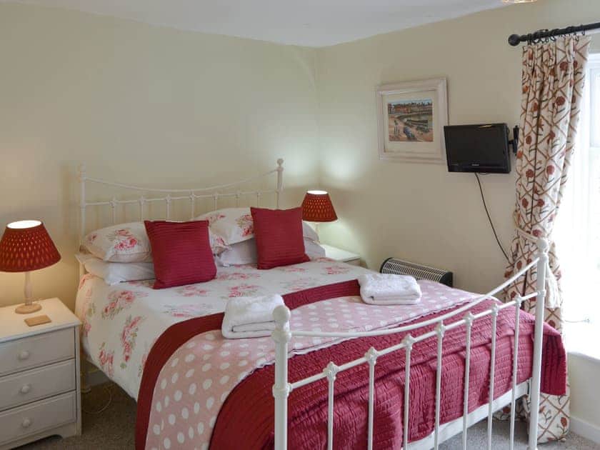 Double bedroom | Hollyhock Cottage - Blakeney Quayside Cottages, Blakeney, near Holt