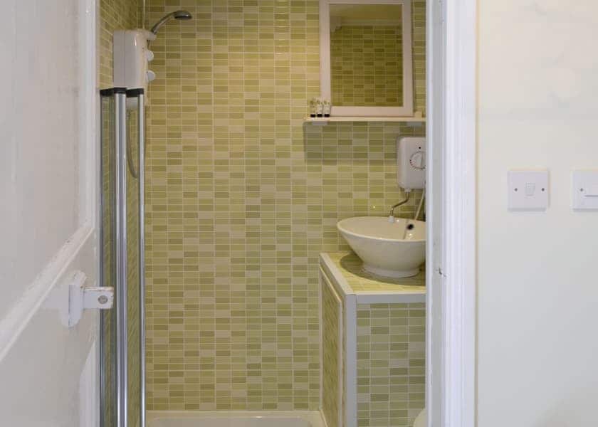 En-suite | Hollyhock Cottage - Blakeney Quayside Cottages, Blakeney, near Holt