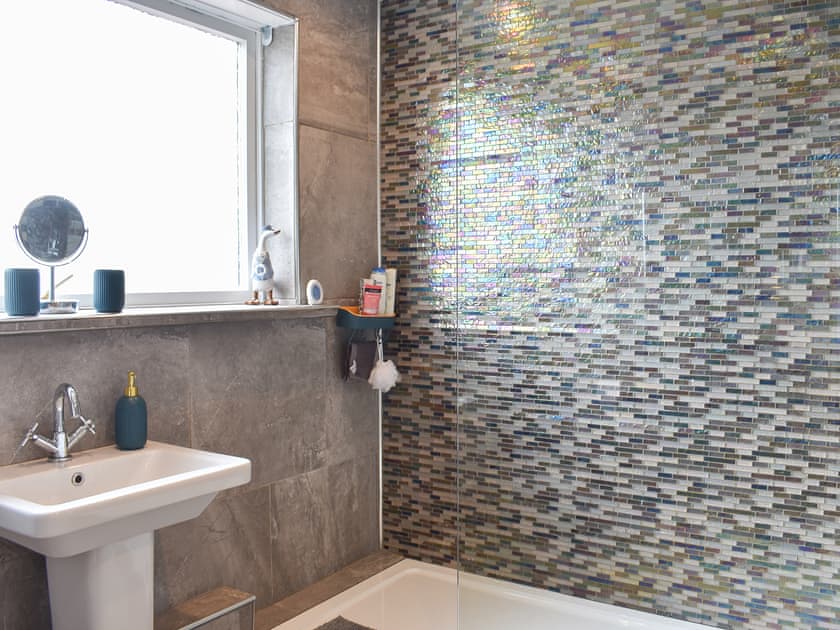 Shower room | Och Moo at No. 47, Seahouses
