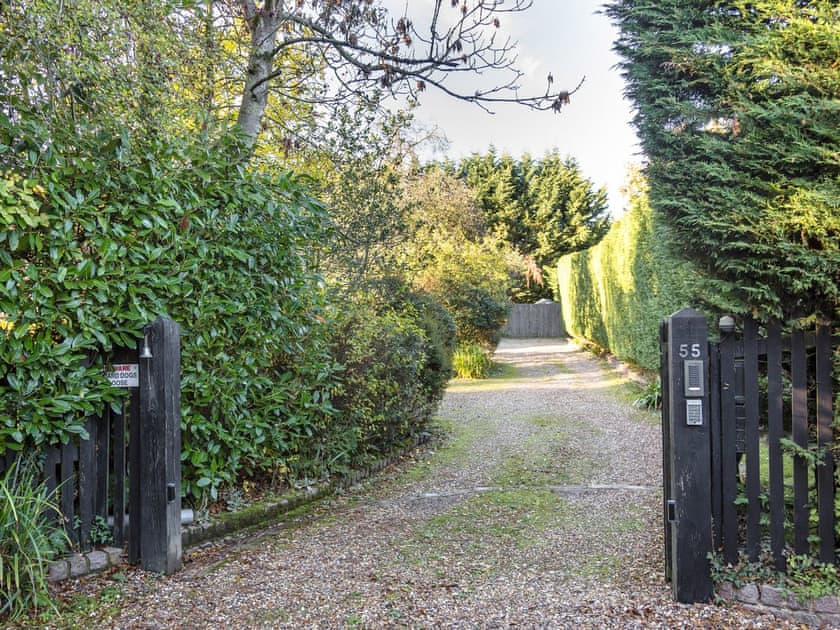 Main entrance to house and grounds | The Gamekeepers Cottage - The Gamekeeper, Digswell