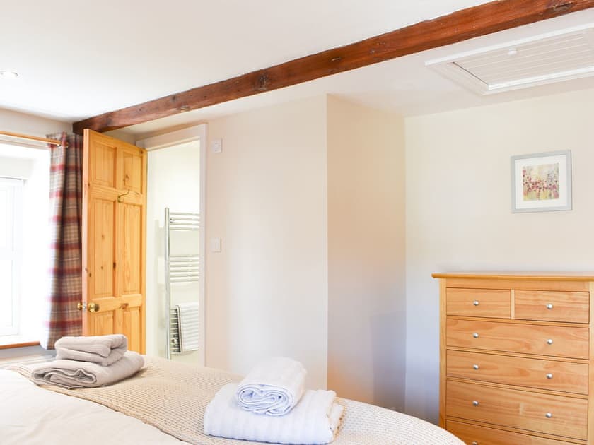 Master en-suite bedroom  | Syke Cottage, Bainbridge