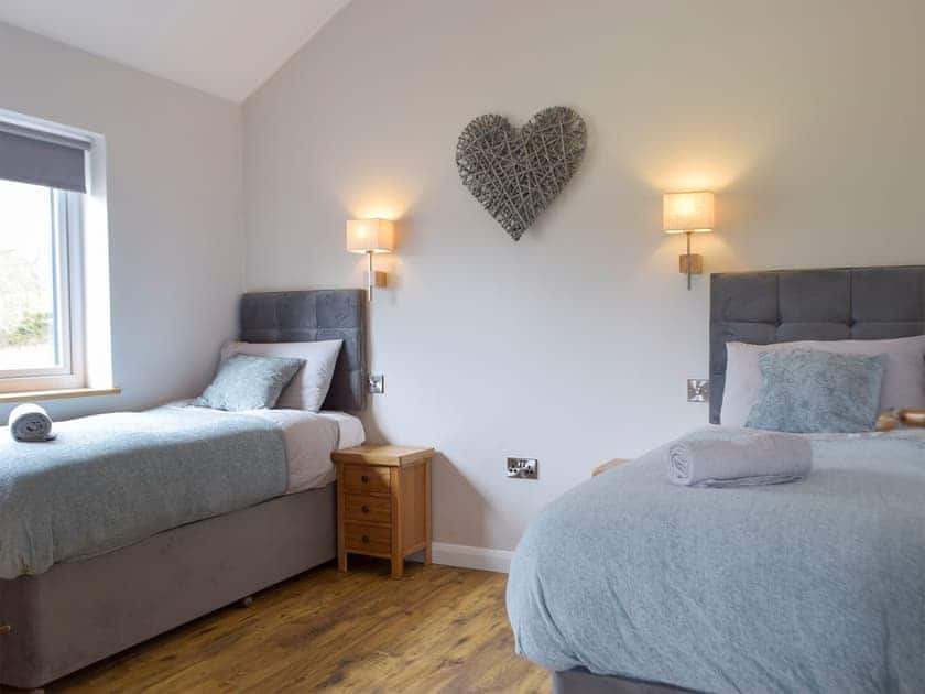 Twin bedroom | Cadno - Glanyrafon Lodges, Cwrt Newydd, near Llandysul