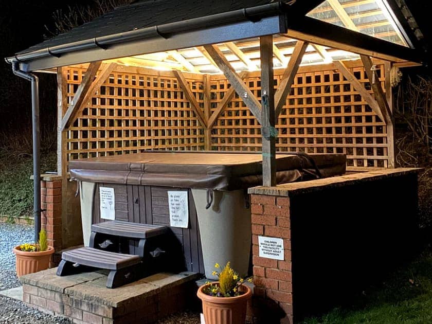 Hot tub | Oak View Cottage - Mill Farm Holiday Cottages, Heyope, near Knighton