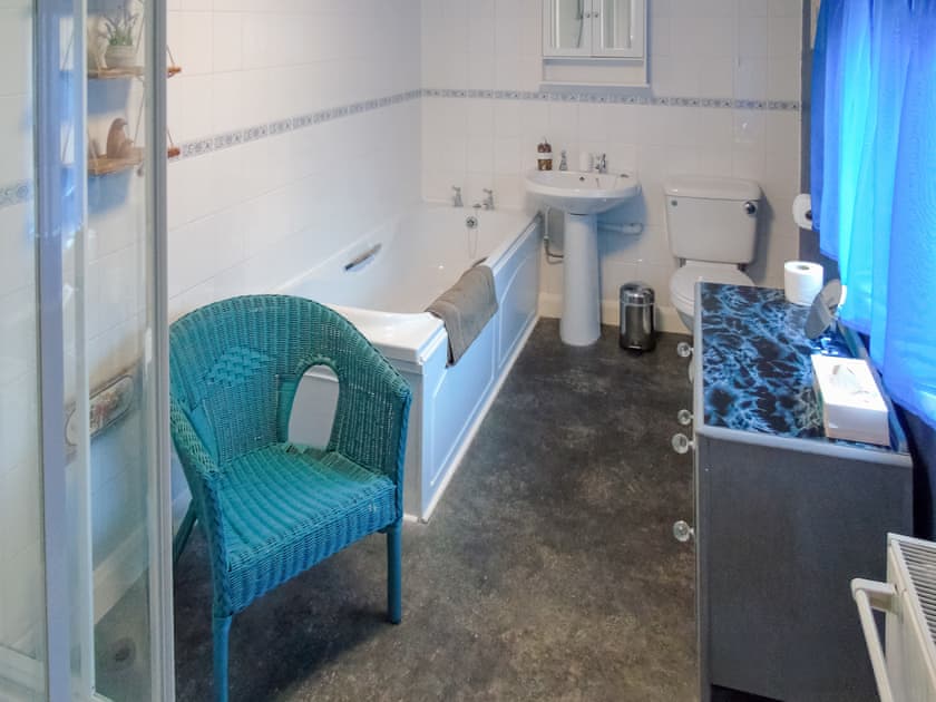 Bathroom | Pankhurst, Louth