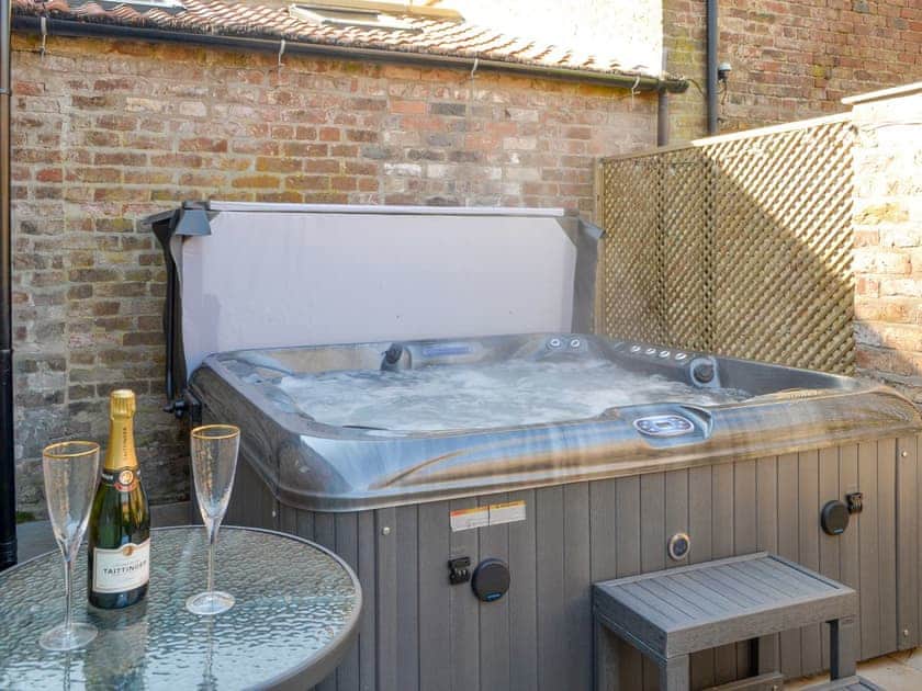 Hot tub | The Dairy - Chalet Farm Holidays, Langtoft, near Driffield