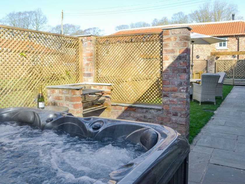 Hot tub | The Dairy - Chalet Farm Holidays, Langtoft, near Driffield