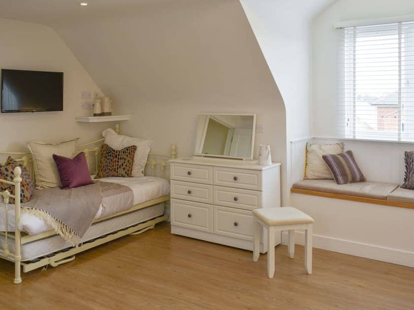 Double bedroom | Groves Cottage - Devonia Holiday Homes, Newchurch, near Sandown