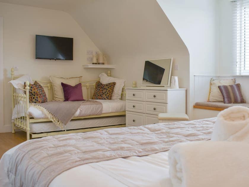 Double bedroom | Groves Cottage - Devonia Holiday Homes, Newchurch, near Sandown