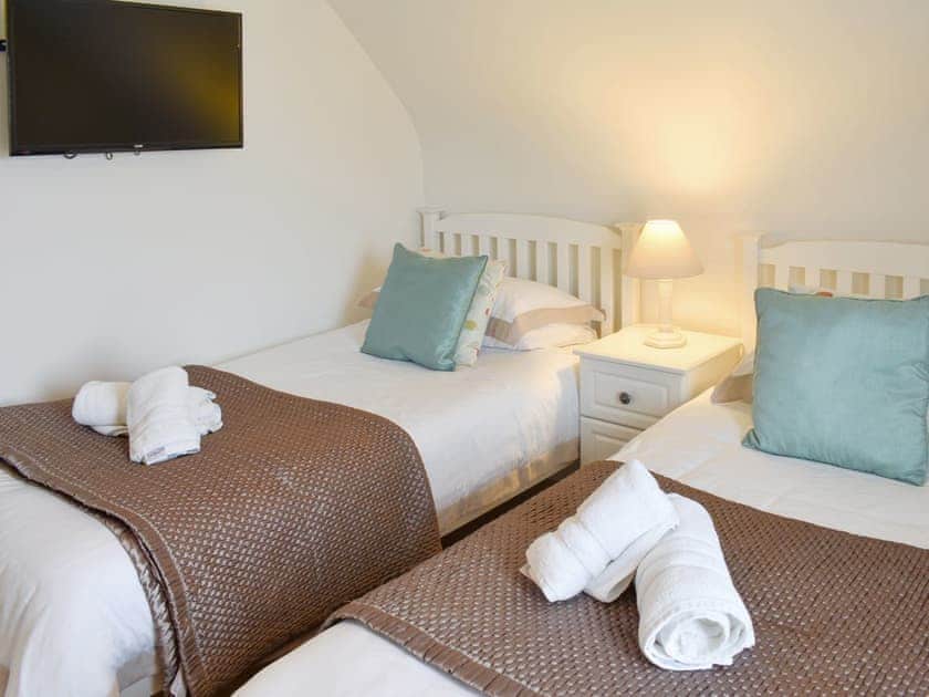 Twin bedroom | Groves Cottage - Devonia Holiday Homes, Newchurch, near Sandown