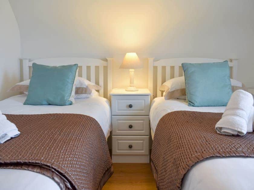 Twin bedroom | Groves Cottage - Devonia Holiday Homes, Newchurch, near Sandown