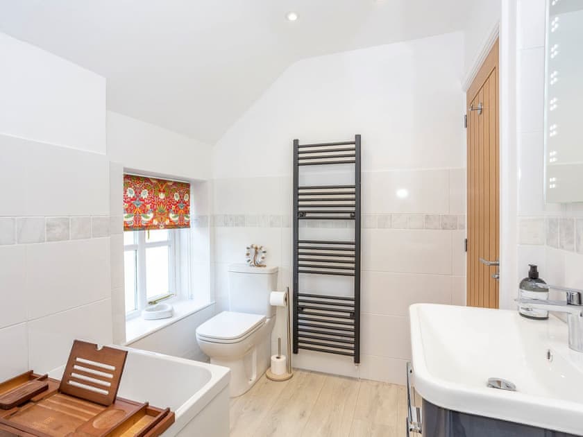Bathroom | Box Tree Cottage, Pickering