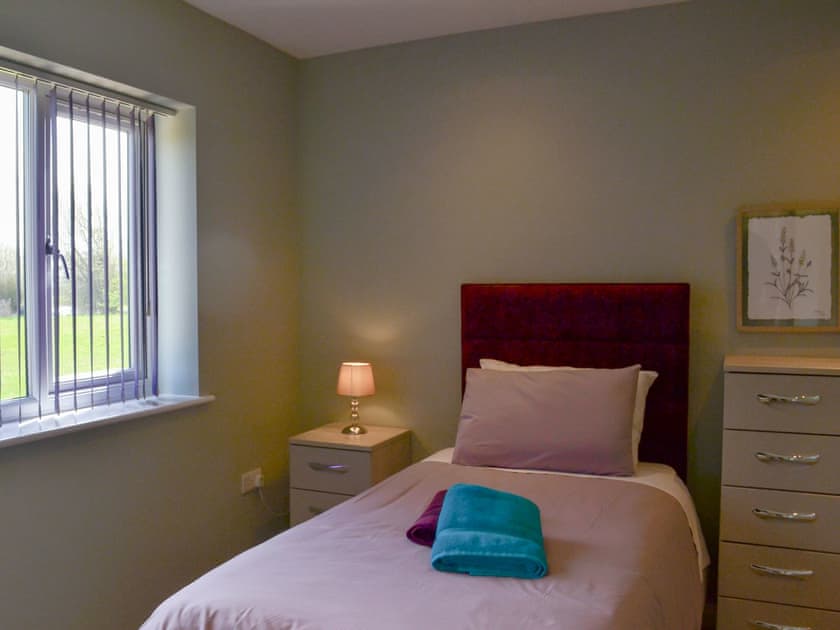 Twin bedroom | Aimmee’s Lodge - Wallrudding Farm Cottages, Doddington, near Lincoln