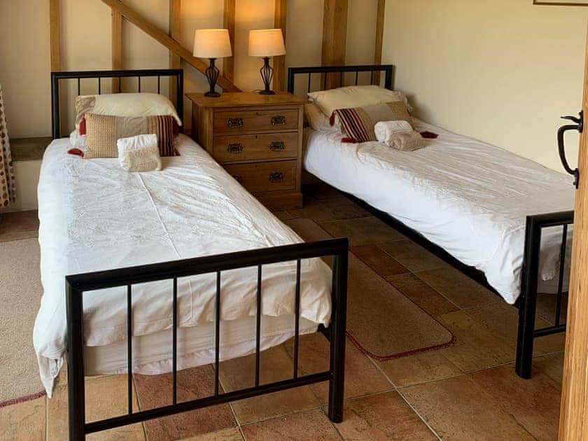 Twin bedroom | Spithandle Nursery Barn - The Old Carthouse - Spithandle Nursery Barns, Steyning