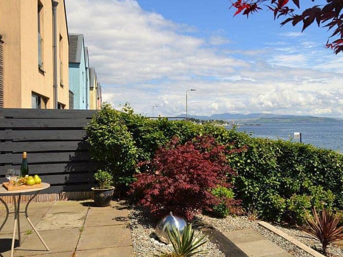 Tigh Na Cladach, Dunoon
